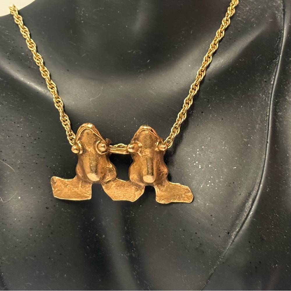 ALVA MUSEUM REPLICAS NECKLACE GOLD TONE PENDANT PAIR OF FROGS ROPE CHAIN 24”